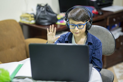 Student interacting with virtual class