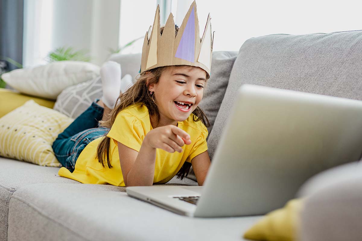 09 young girl on computer web